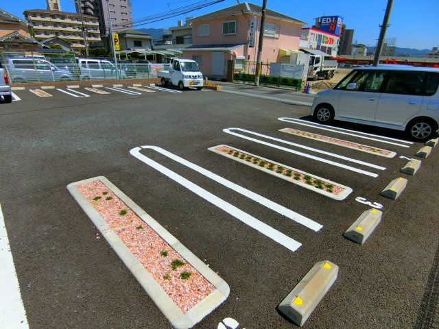 グレイス ヴィオラの駐車場