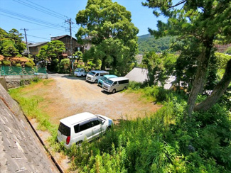 【外観】 | 物件の全景です。緑に包まれ、前面の道路に接していて移動しやすい土地です。