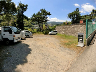 【外観】 | 前面からの物件の様子です。見晴らしの良い広々とした土地です。