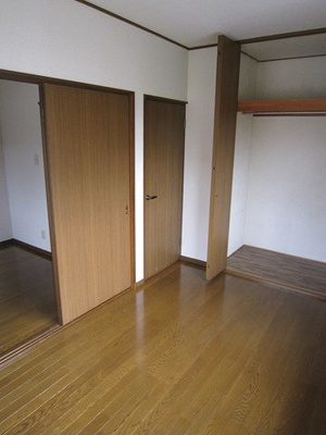 【洋室】 | 小泉テラスA | 2階・洋室5.5帖☆クローゼットがあります！お洋服の多い方もお部屋が片付いて快適に過ごせますね♪