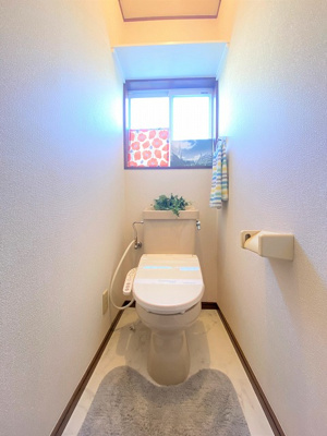 【トイレ】 | 小泉テラスA | トイレは温水洗浄便座付き♪人気のバストイレ別です♪1階・2階両方にトイレがあるのがうれしいですよね♪1階のトイレには換気ができる小窓付き☆