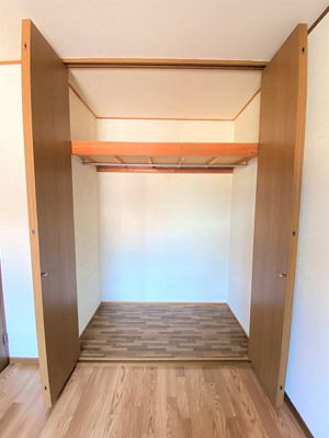 【収納】 | 小泉テラスA | 洋室5.5帖のお部屋にあるクローゼットです♪大切なお洋服もしわにならないようにハンガーがけができます☆