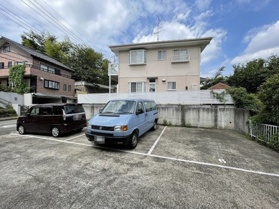 【駐車場】 | 小泉テラスA | いつでも目の届く敷地内に駐車場があります♪荷物がかさばりがちなお買物にも、敷地内駐車場があると便利ですよね☆