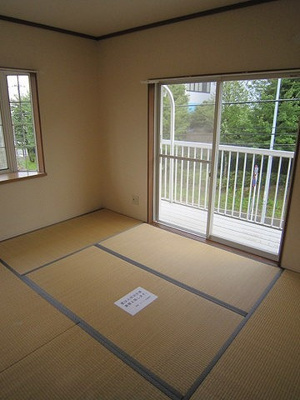 【和室】 | 小泉テラスA | 2階・南東向き和室6帖☆バルコニーに繋がる角部屋二面採光、陽当たり・風通しの良いお部屋です！出窓があるのでインテリアを飾って楽しむこともできます♪