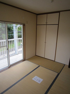 【寝室】 | 小泉テラスA | 2階・南東向き和室6帖☆収納スペースがあります♪♪寝具をすっきり収納できるので和室は寝室にもオススメ☆