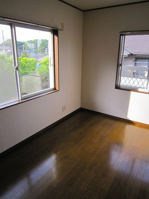 【洋室】 | 小泉テラスA | 2階・洋室5.5帖☆角部屋二面採光のお部屋です！洋室なのでお手入れもラクラク～♪