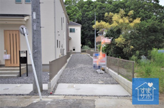 【外観】 | 1号棟　現地（2019年9月）撮影
堂々完成しました！即入居可♪
敷地面積173.68㎡（52.53坪）。
駐車3台可能。