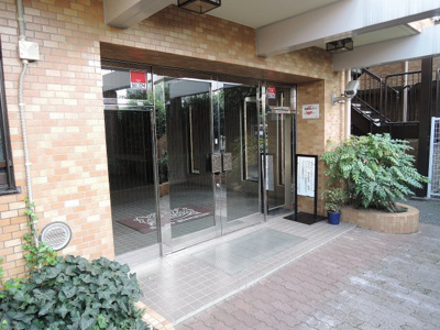 【エントランス】 | ライオンズマンションたまプラーザ第６ | 東急田園都市線「たまプラーザ」駅バス10分、東急バス「くすのき公園」停徒歩2分！また、東名高速道路がありお車でのお出掛けにもアクセス良好です。