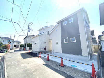 【外観】 | コロナに負けるな！！大幅値下【売主】湘南台小学区　新築分譲2棟　最終1棟 | 完成いたしました！！シンプルな２トーンカラーでモダン風に仕上げながら、周りの落ち着いた住宅街に溶け込んだデザインです。