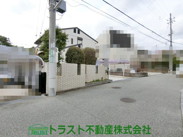神戸市西区井吹台東町1丁目　中古戸建の前面道路含む現地写真