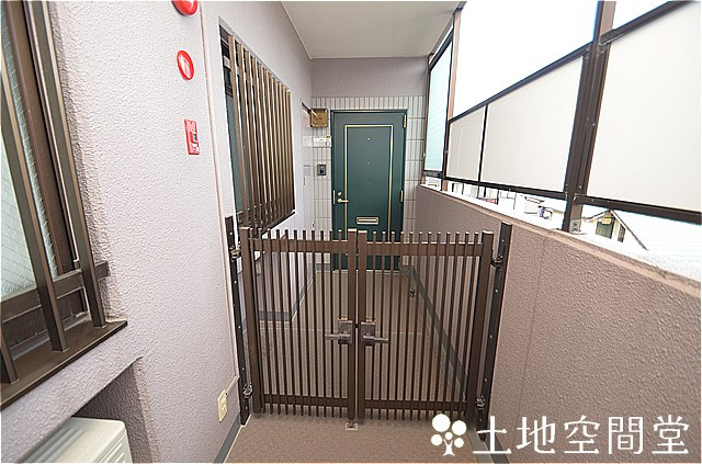 メゾンモンブラン永犬丸Ⅱのその他|エレベータが最上階４階で降りて、５階まで階段で上ります。写真は玄関先のアルコープ。