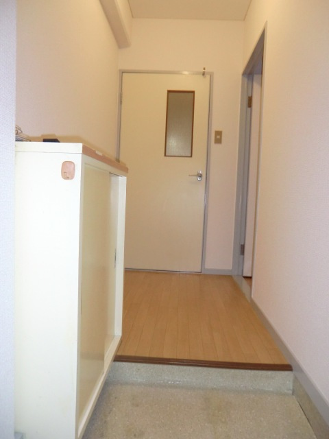 日誠マンションの玄関