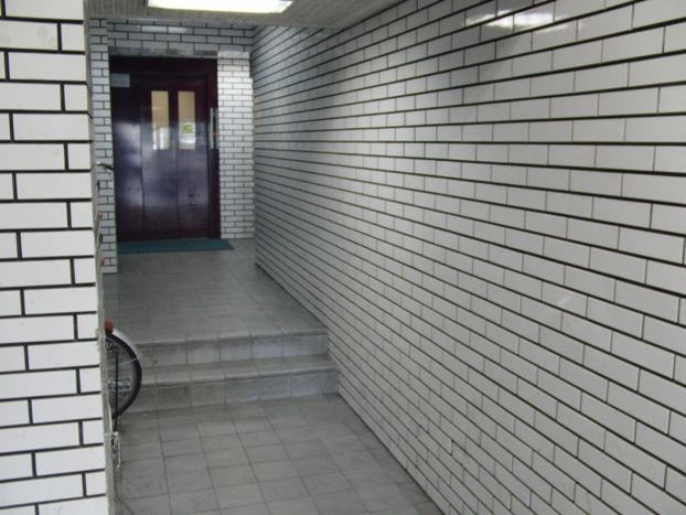 日誠マンションのエントランス