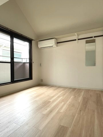 プラージュ打出小槌の洋室|天井に高さがあるので、空間が広く感じます。