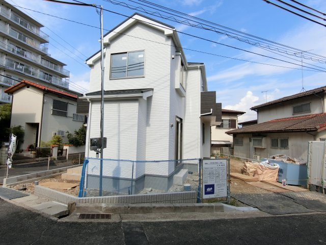神戸市垂水区西脇Ⅱ　1号棟　新築戸建の外観|カースペースも十分　角家