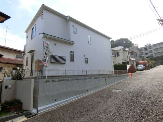 神戸市垂水区西脇Ⅱ　1号棟　新築戸建の前面道路含む現地写真|角地です