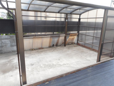 【駐車場】 | 武蔵台２丁目貸家 | 屋根付き

