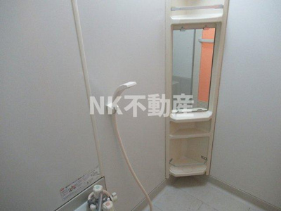 【浴室】 | カーサ・ジュネスB | お風呂に鏡があります