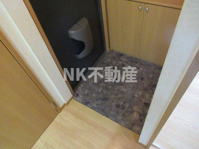 【玄関】 | カーサ・ジュネスB | 収納もある玄関です