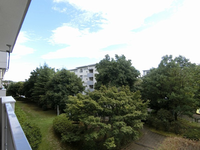 【展望】 | 麻生台団地22号棟 | バルコニーからの眺望です♪3階にあるので人目が気にならないのが嬉しいですよね☆南向きなのでお洗濯物はお昼からでも乾きそう☆
