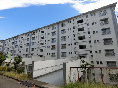 【外観】 | 麻生台団地22号棟 | ワンちゃん・猫ちゃんと一緒に暮らせる7階建てマンションです☆ペットと一緒に暮らせるお部屋をお探しの方にオススメ☆