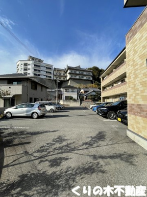 【駐車場】 | ヤサカガーデン姫坂 | 車をお持ちの方に嬉しい駐車場付きの物件です