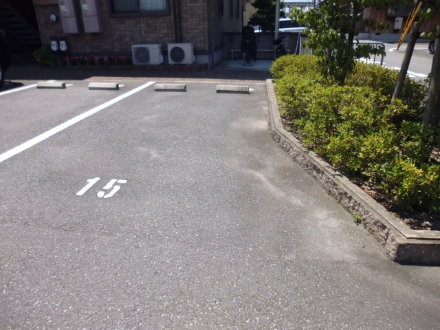 フォレスト枝吉Ｂ棟の駐車場