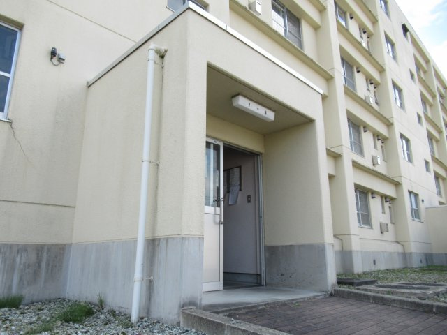 ビレッジハウス吉原1号棟のエントランス