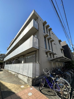 【外観】 | 小田急線・南武線「登戸」駅まで徒歩5分！便利な立地の3階建てマンションです♪通勤通学はもちろん、お買い物やお出かけにもGood☆