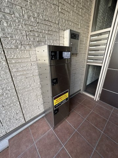 【その他共用部分】 | 共用エントランスには宅配BOXがあるので荷物の受け取りもスムーズに♪再配達を依頼する手間が省けます☆