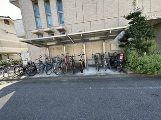 【その他共用部分】 | 屋根付きの駐輪場で雨が降っても大切な自転車が濡れなくてすみますね♪荷物が重いときに自転車があれば助かりますね！