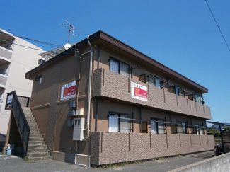【外観】 | 落ち着いた色合いの外壁。南向きで日当たり良好です。