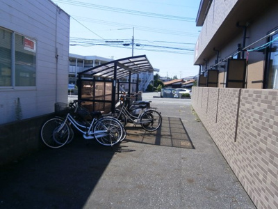 【その他共用部分】 | フォレスト | 屋根付きの駐輪場がありますので雨の日も安心。