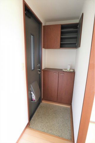 クレルバリュージュB棟の玄関|※参考画像(202号室)