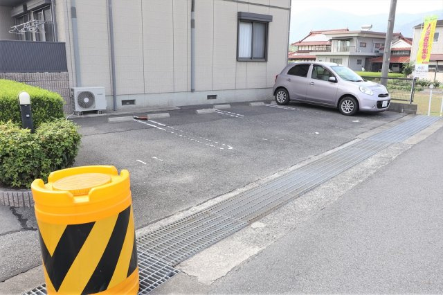 クレルバリュージュB棟の駐車場