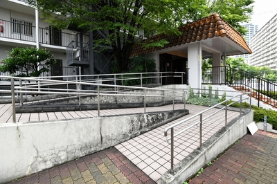 【エントランス】 | ネオコーポ鶴見緑地二番街A棟 | 落ち着いたエントランスです