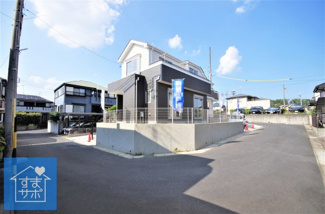 【前面道路含む現地写真】 | 1号棟　現地（2019年8月）撮影
前面道路は西側・南側各幅員約4.6mの公道です。