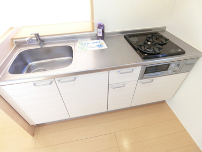 【キッチン】 | ジュネスピアB | 2口ガスコンロ/グリル付きシステムキッチンです☆グリルがあるとお料理の幅が広がりますね♪自炊生活で楽しく健康に！