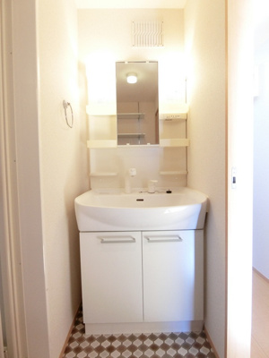 【洗面所】 | ジュネスピアB | シャンプードレッサーで忙しい朝にも寝癖の付いた頭にも優しい☆お化粧するときにも大活躍です♪