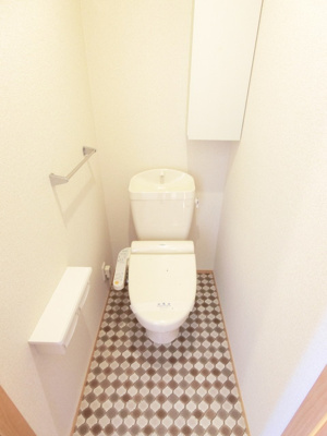 【トイレ】 | ジュネスピアB | 人気のシャワートイレ・バストイレ別です♪小物を置ける便利な棚やタオルハンガーも付いています♪