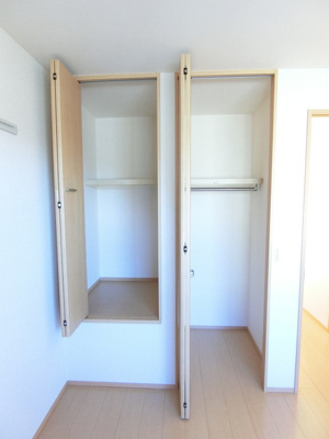【収納】 | ジュネスピアB | 洋室4.5帖のお部屋にあるクローゼット(右)と収納スペース（左)です！お気に入りのお洋服もすっきり収納できます♪