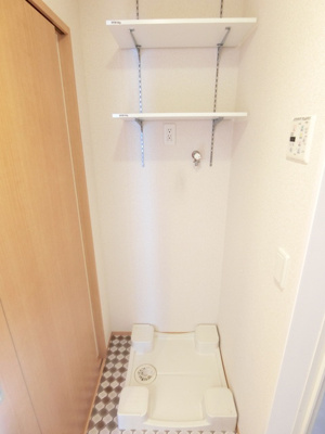 【設備】 | ジュネスピアB | 洗面所にある室内洗濯機置き場です♪防水パンが付いているので万が一の漏水にも安心です！上部には便利な収納棚付き♪