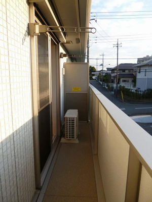 【バルコニー】 | ジュネスピアB | バルコニーは南西向きで陽当たり・風通し良好！お洗濯物はお昼からでも乾きそう♪気分転換をするにも最適です☆