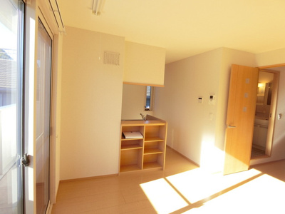 【居間・リビング】 | ジュネスピアB | 南西向きリビングダイニングキッチン10.5帖☆女性に人気なカウンターキッチンです！カウンター部分には小物を置ける棚がついています！インテリアを飾って楽しむことも♪