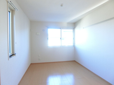 【洋室】 | ジュネスピアB | 洋室6帖☆階段を上って正面にある、角部屋二面採光のお部屋です！壁にはピクチャーレールがあり、絵や写真が飾れます☆