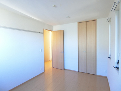 【寝室】 | ジュネスピアB | 洋室6帖☆ワンステップクローゼットがあります♪お洋服の多い方もお部屋が片付いて快適に過ごせますね！