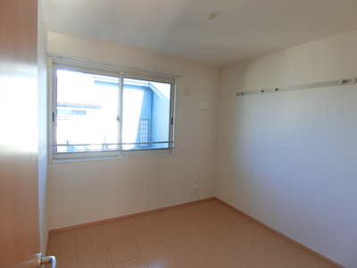 【洋室】 | ジュネスピアB | 洋室4.5帖☆階段を上がって右側にあるのお部屋です！子供部屋や書斎・寝室など多用途に使えそう♪こちらのお部屋にも壁にはピクチャーレールがあります☆