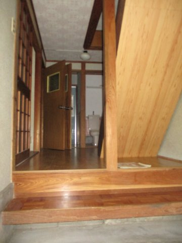 菜畑アパートの玄関