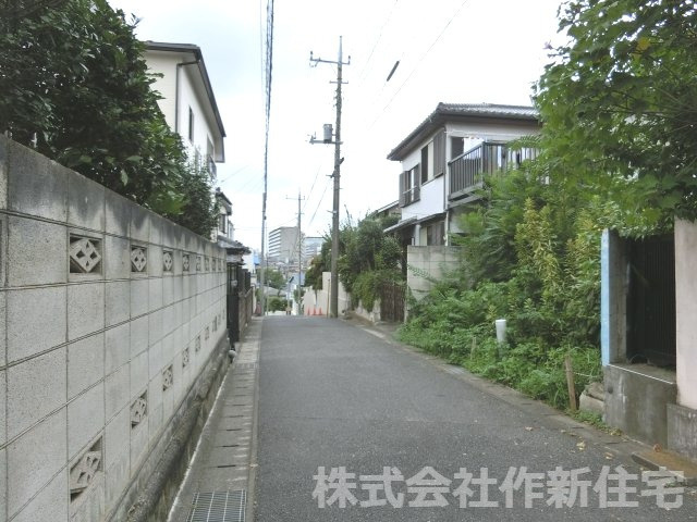 花見川区柏井１丁目　売地　更地　建築条件なし　約２５．５坪の前面道路含む現地写真