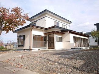 【外観】 | リフォーム済。玄関から入ってすぐの和室は客室に使ったり、小さいお子様を遊ばせることが出来ますね。